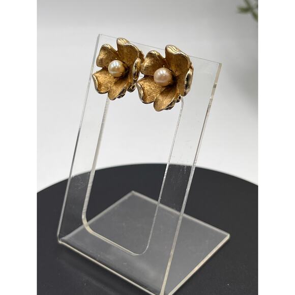Coro Signed Vintage Gold-tone Flower Faux Creamy Pearl Center Clip On Earrings - Picture 3 of 8